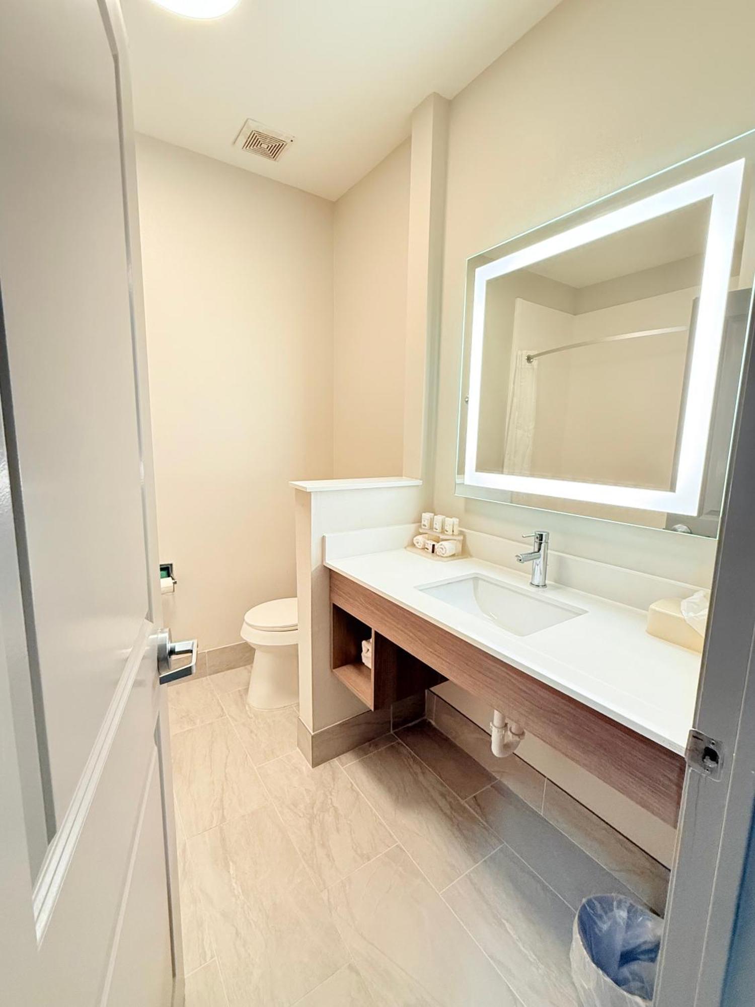 Holiday Inn Express Kenedy By Ihg Exteriör bild