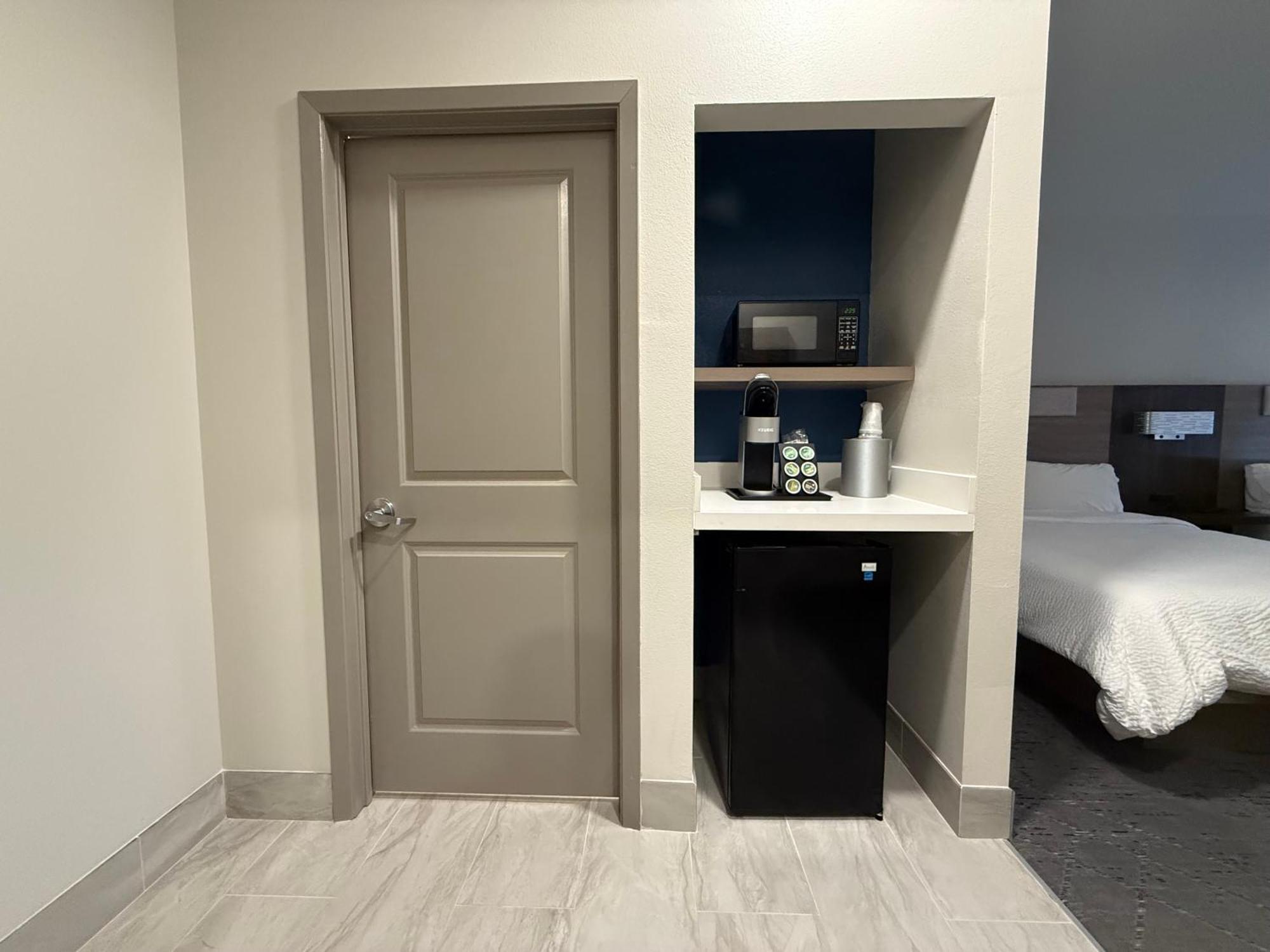 Holiday Inn Express Kenedy By Ihg Exteriör bild