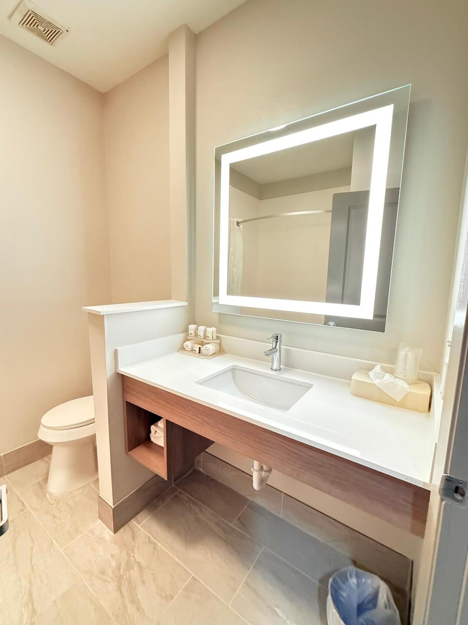 Holiday Inn Express Kenedy By Ihg Exteriör bild