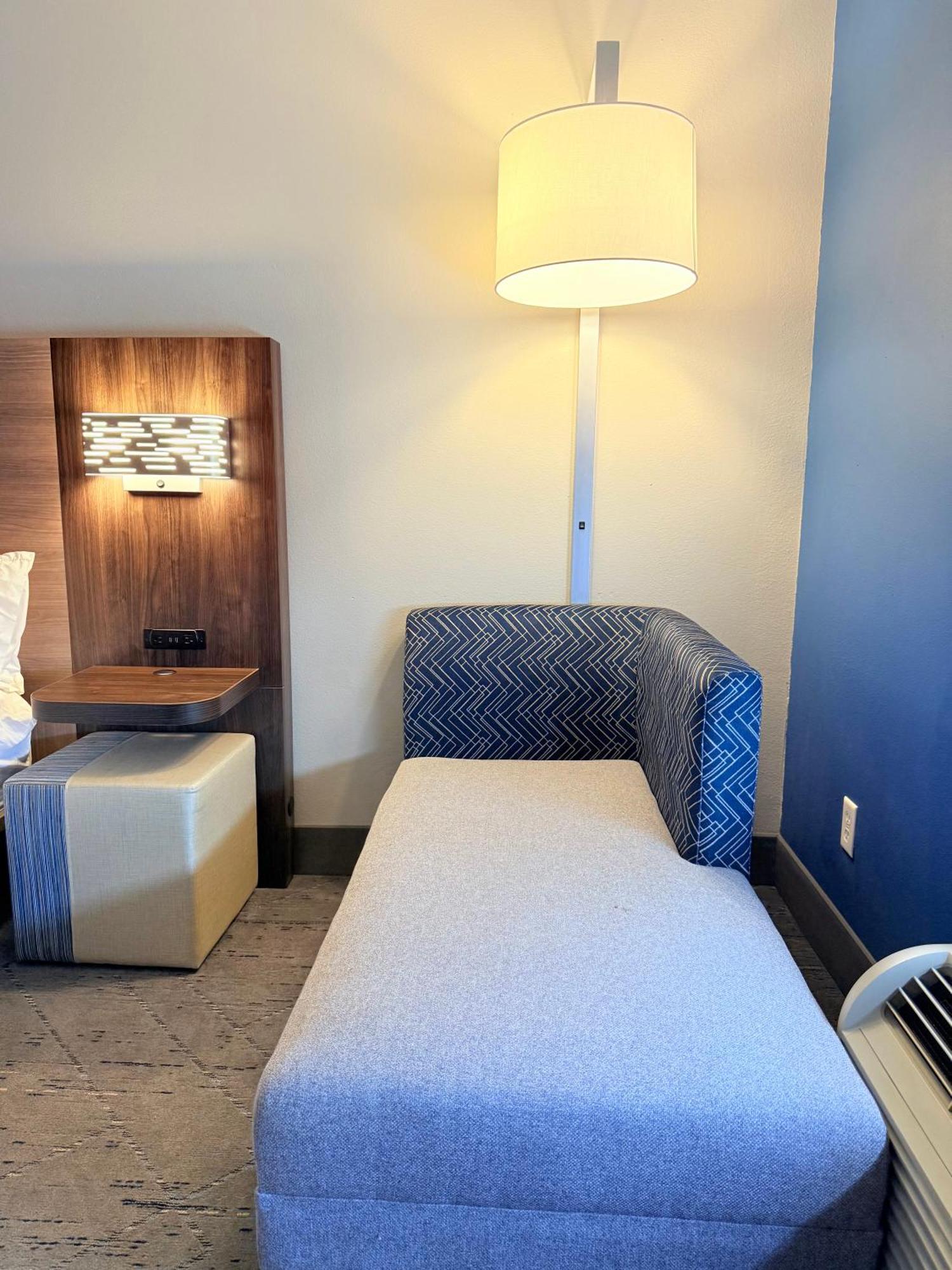 Holiday Inn Express Kenedy By Ihg Exteriör bild