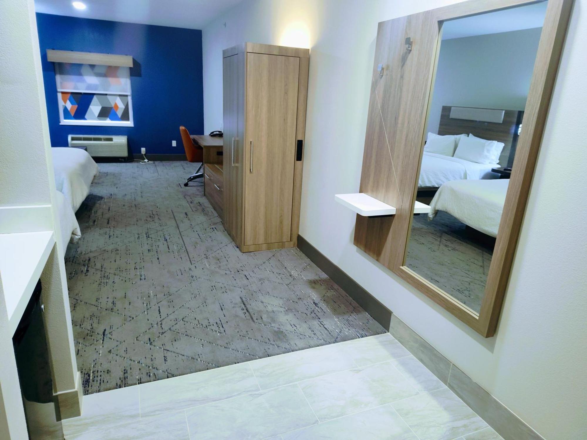 Holiday Inn Express Kenedy By Ihg Exteriör bild