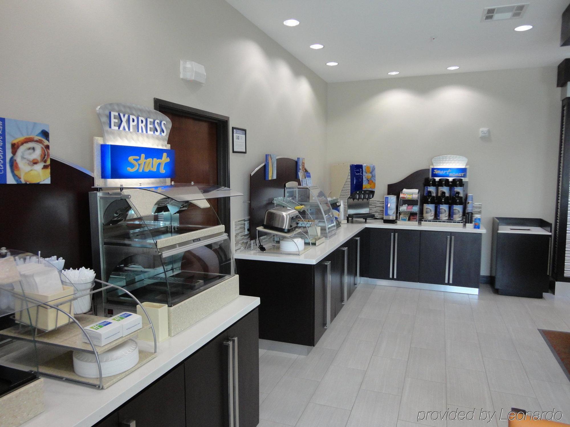 Holiday Inn Express Kenedy By Ihg Exteriör bild