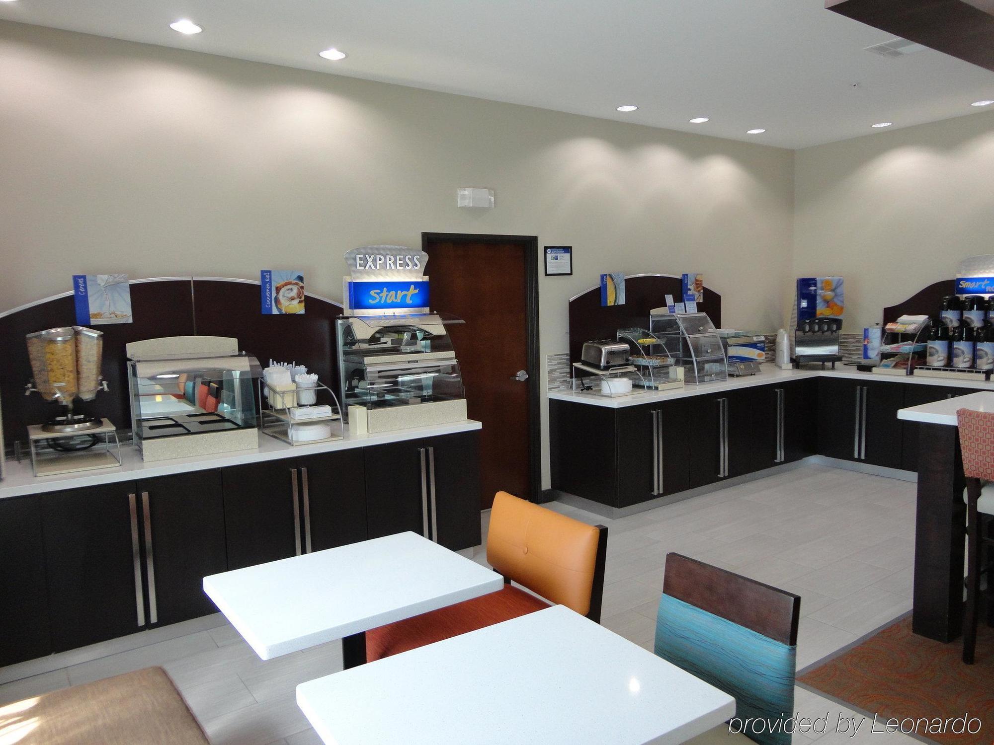 Holiday Inn Express Kenedy By Ihg Exteriör bild